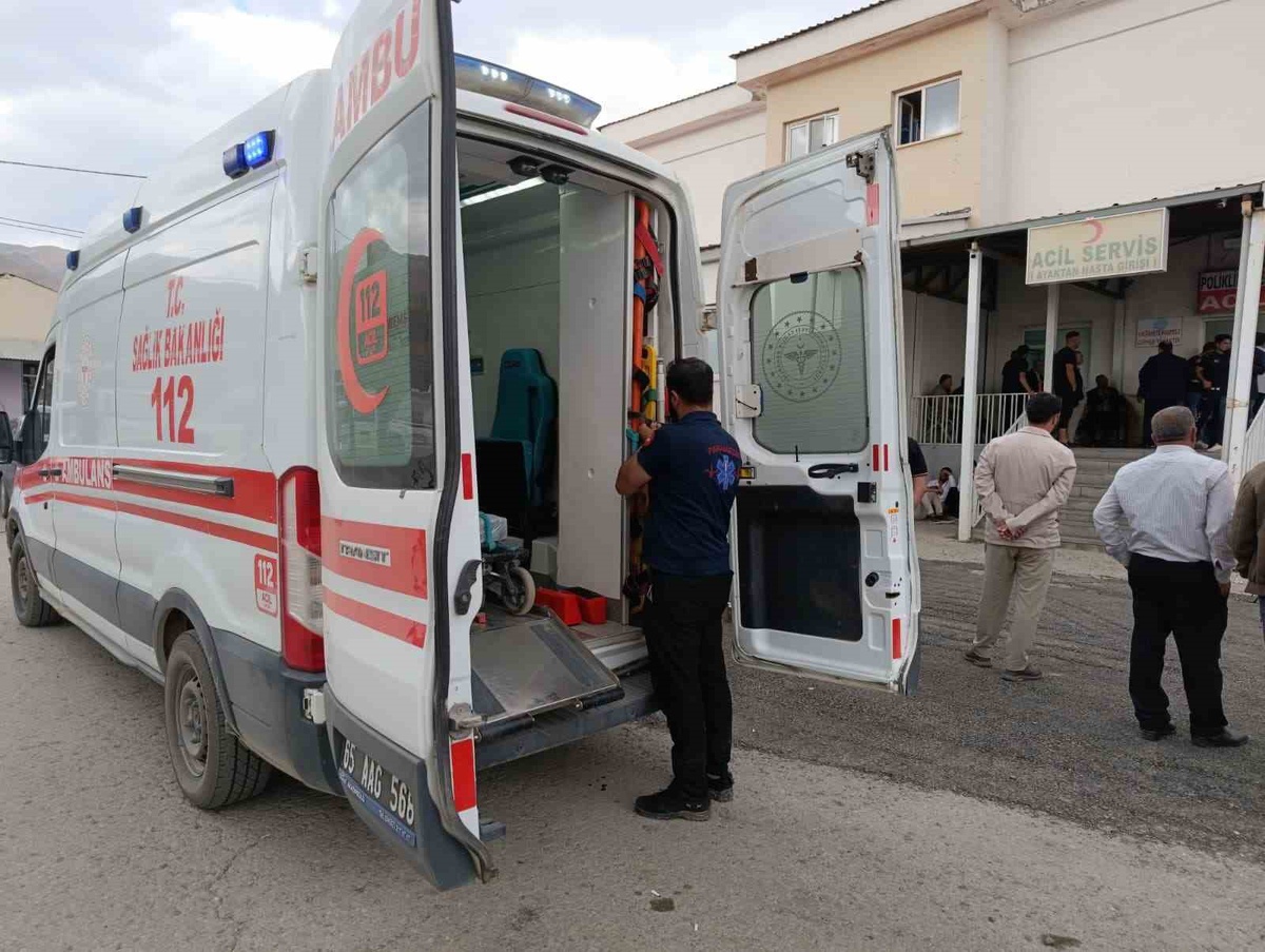 Van Başkale\'de atıyla dereyi geçmek isteyen çoban suda kayboldu, hastanede kurtarılamadı