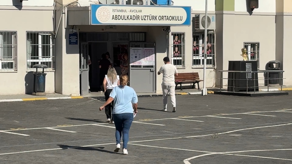 KPSS\'de okulunu karıştıran aday Avcılar\'da sınava giremeden binadan ayrıldı