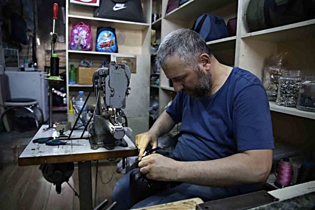 Gaziantep'te çanta tamircisi Mehmet Uçar, babasından devraldığı mesleği 30 yıldır sürdürüyor