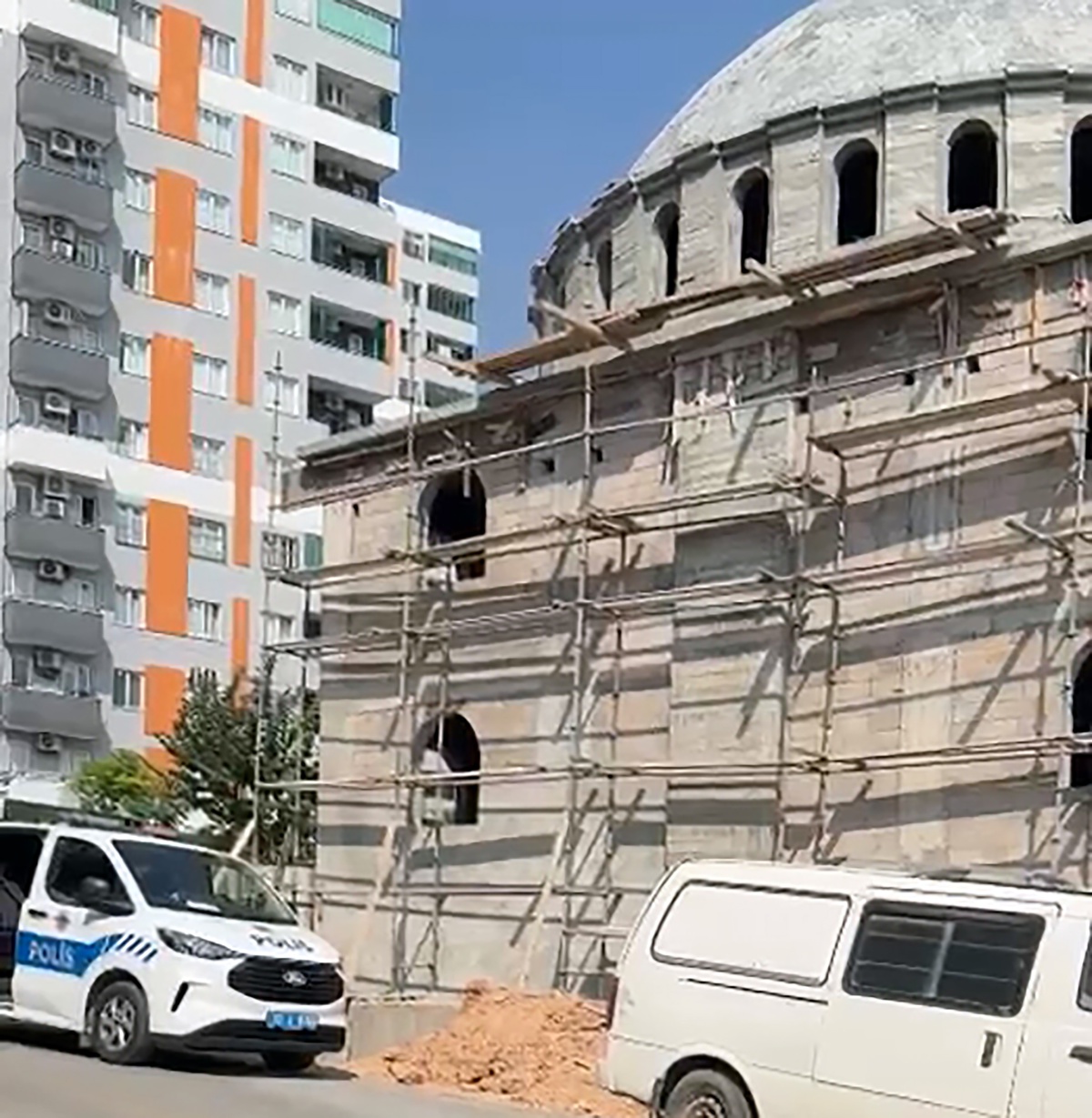Mersin Tarsus\'ta cami bekçisi inşaat merdivenlerinde ölü bulundu
