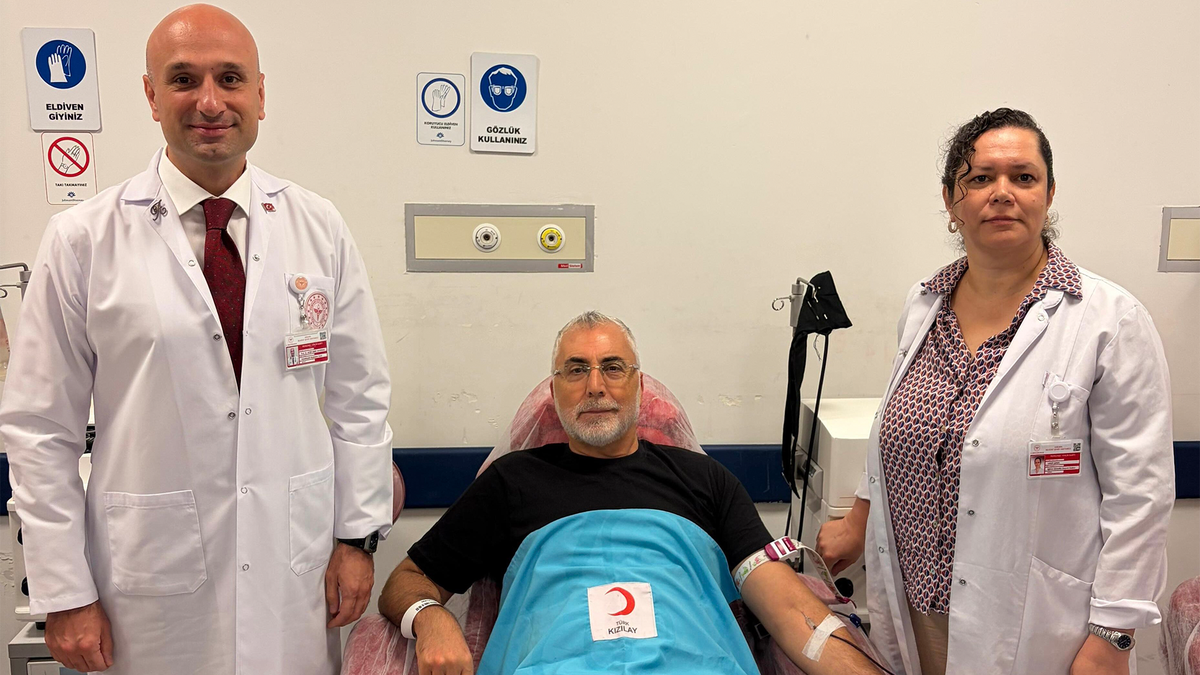 Bakan Işıkhan, Kızılay Kan Bağış Merkezi\'nde kan verdi