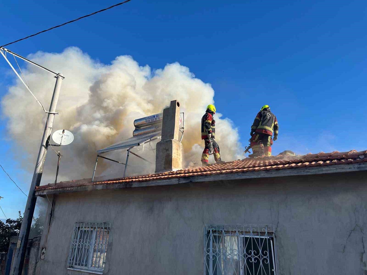 Balıkesir Burhaniye Hisarköy\'de evde çıkan yangın itfaiye ekiplerince söndürüldü