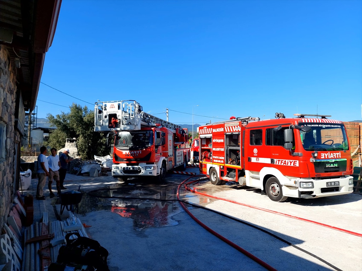 Balıkesir Edremit\'te polyester atölyesinde çıkan yangın 5 iş yerine sıçradı
