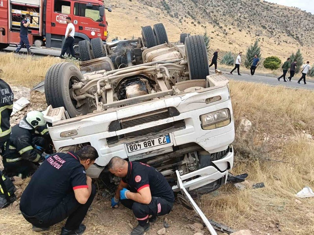 Batman-Hasankeyf yolunda tır savruldu, sürücü Mesut Geçit hayatını kaybetti