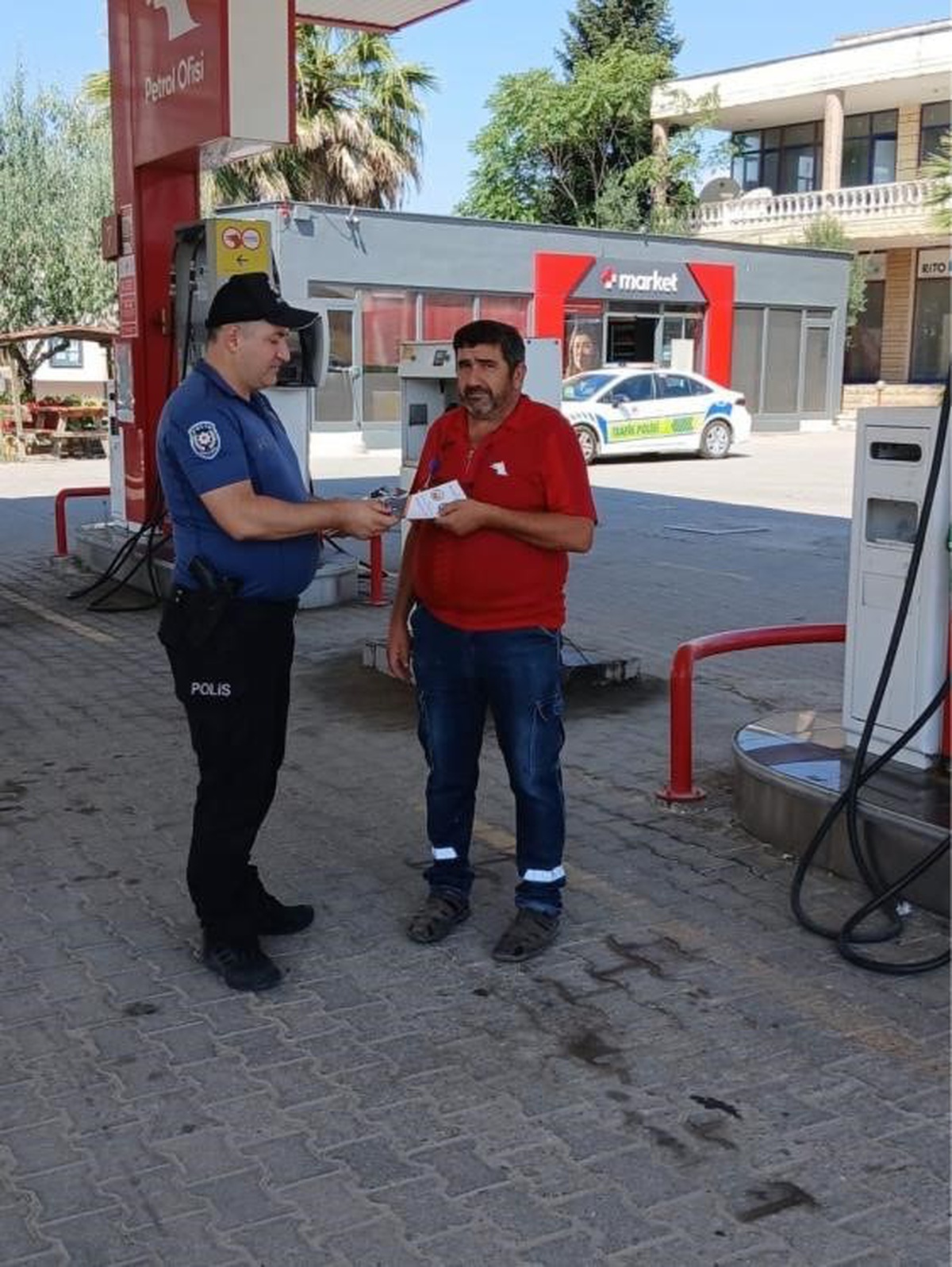 Osmaneli\'nde polis akaryakıt istasyonlarını gezerek dolandırıcılık uyarısında bulundu