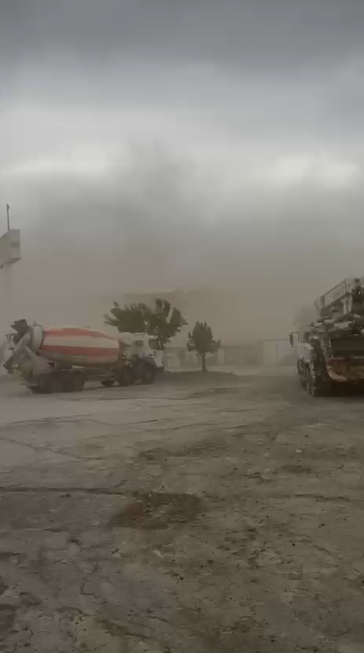 Bingöl\'de kuvvetli rüzgar çatılarda hasara yol açtı, toz fırtınası görüşü düşürdü