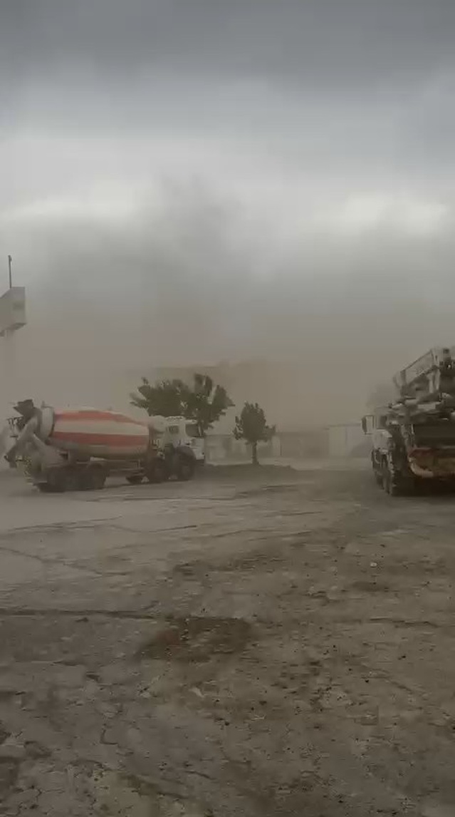 Bingöl'de kuvvetli rüzgar çatılarda hasara yol açtı, toz fırtınası görüşü düşürdü