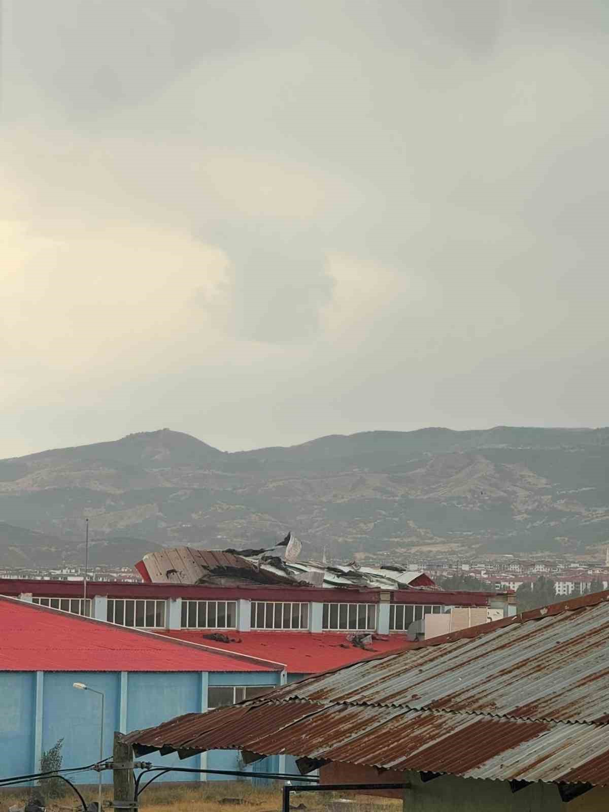 Bingöl\'de şiddetli rüzgar ev ve kurumların çatılarını uçurdu