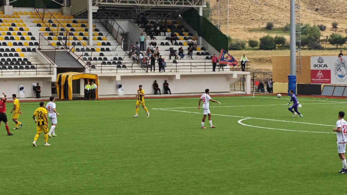 Bitlis Spor 1916, seyircisiz oynanan ilk maçta Silifke Spor\'u 2-0 yendi