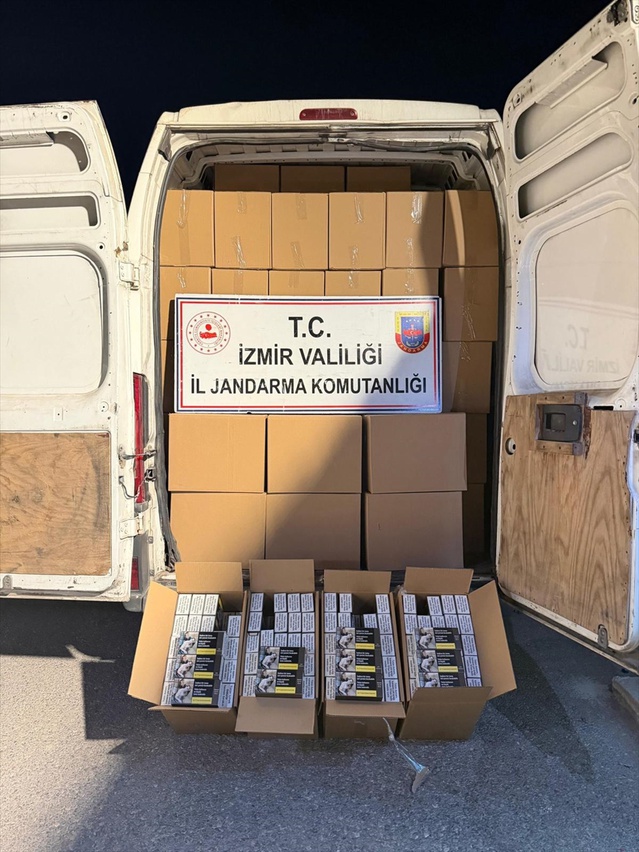 İzmir Bornova'da minibüste 2,6 milyon boş makaron ele geçirildi, sürücü serbest