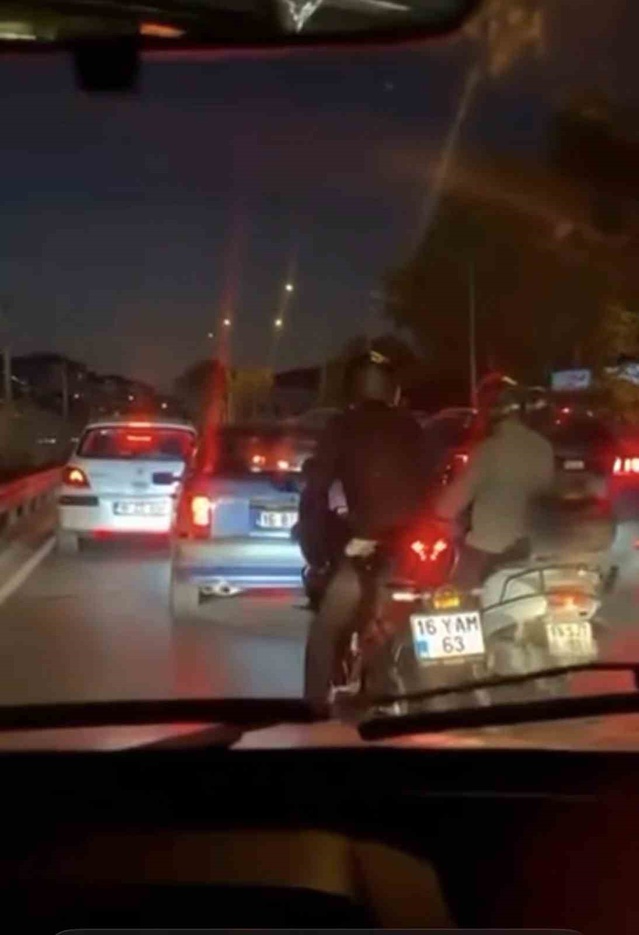 Bursa'da yol verme kavgası büyüdü, motosikletliler otomobili takibe aldı