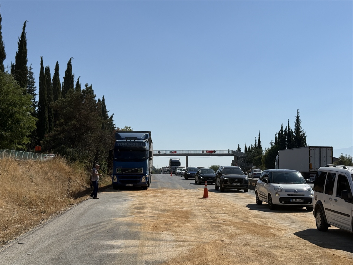 Bursa Nilüfer\'de mazot sızıntısı 9 aracı çarpıştırdı, 4 kişi yaralandı