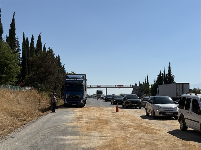 Bursa Nilüfer'de mazot sızıntısı 9 aracı çarpıştırdı, 4 kişi yaralandı