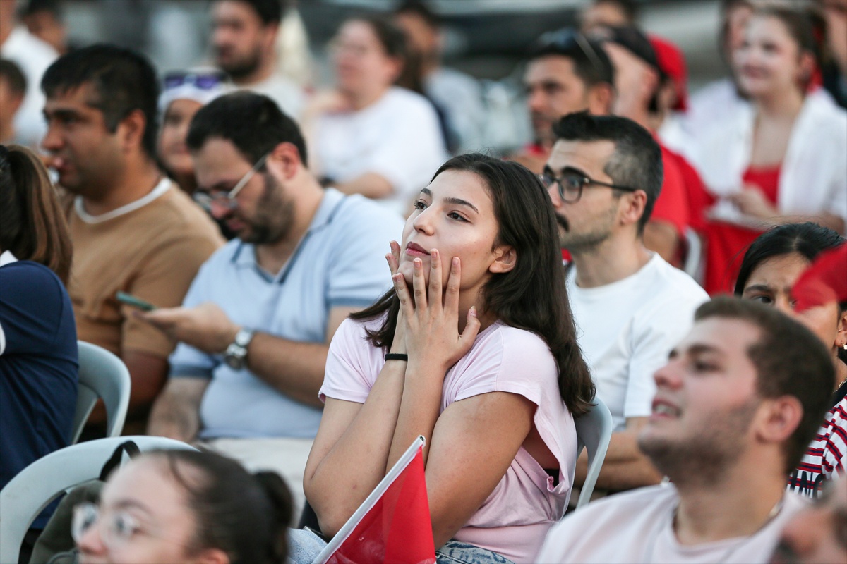 Bursa, Çanakkale ve Bilecik\'te dev ekranlarda voleybol finali coşkusu