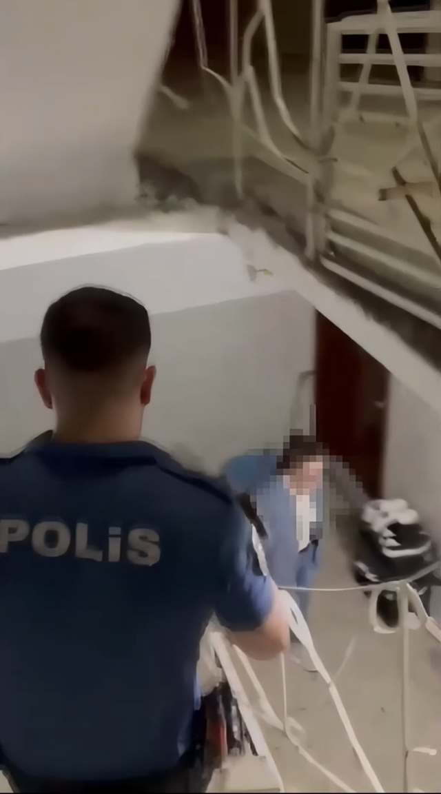Canlı yayında polis baskını: 64 yıl hapis cezasıyla aranan kadın yakalandı