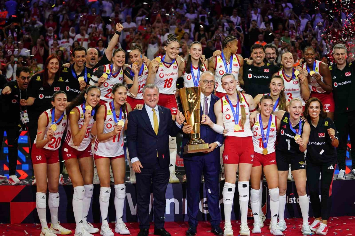2026 CEV\'de şampiyon Türkiye üst üste 2. kez kupayı kaptı Eda\'ya uzattı