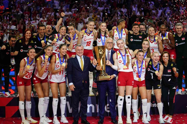2026 CEV'de şampiyon Türkiye üst üste 2. kez kupayı kaptı Eda'ya uzattı