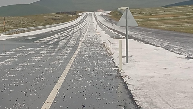 Ardahan Çıldır yolunda dolu etkili oldu, Meryem Geçidi beyaza büründü