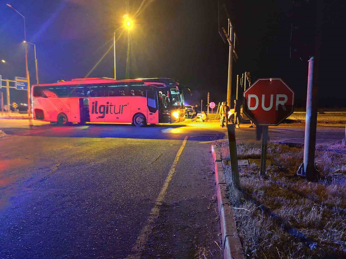 Çorum Alaca\'da cip ile tur otobüsü çarpıştı, 2 kişi ağır yaralandı