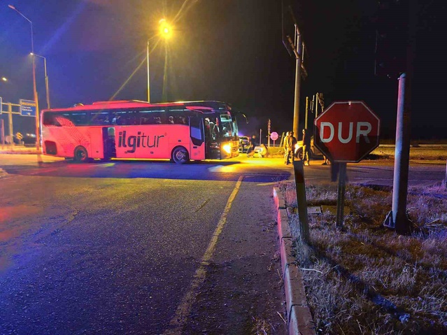 Çorum Alaca'da cip ile tur otobüsü çarpıştı, 2 kişi ağır yaralandı