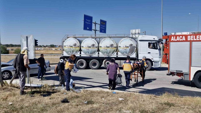 Çorum Alaca'da kavşakta iki otomobil çarpıştı, 5 kişi yaralandı