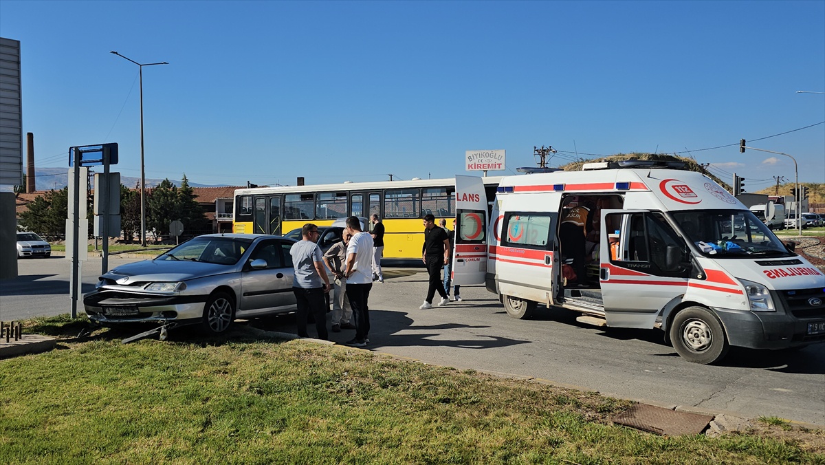 Çorum\'da kavşakta iki otomobil çarpıştı, 1 sürücü yaralandı