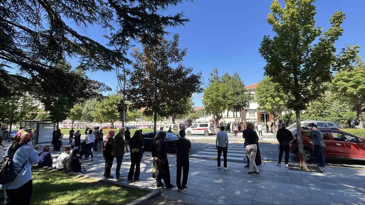 Çorum\'da KPSS lisans sınavına binlerce aday katıldı, aileler dışarıda bekledi