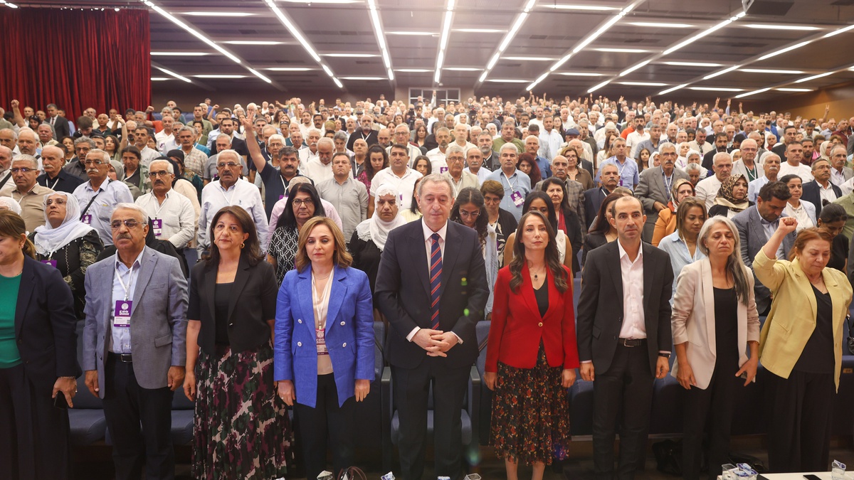 DEM Parti 5. Kongre\'de Bakırhan ve Hatimoğulları yeniden eş genel başkan seçildi