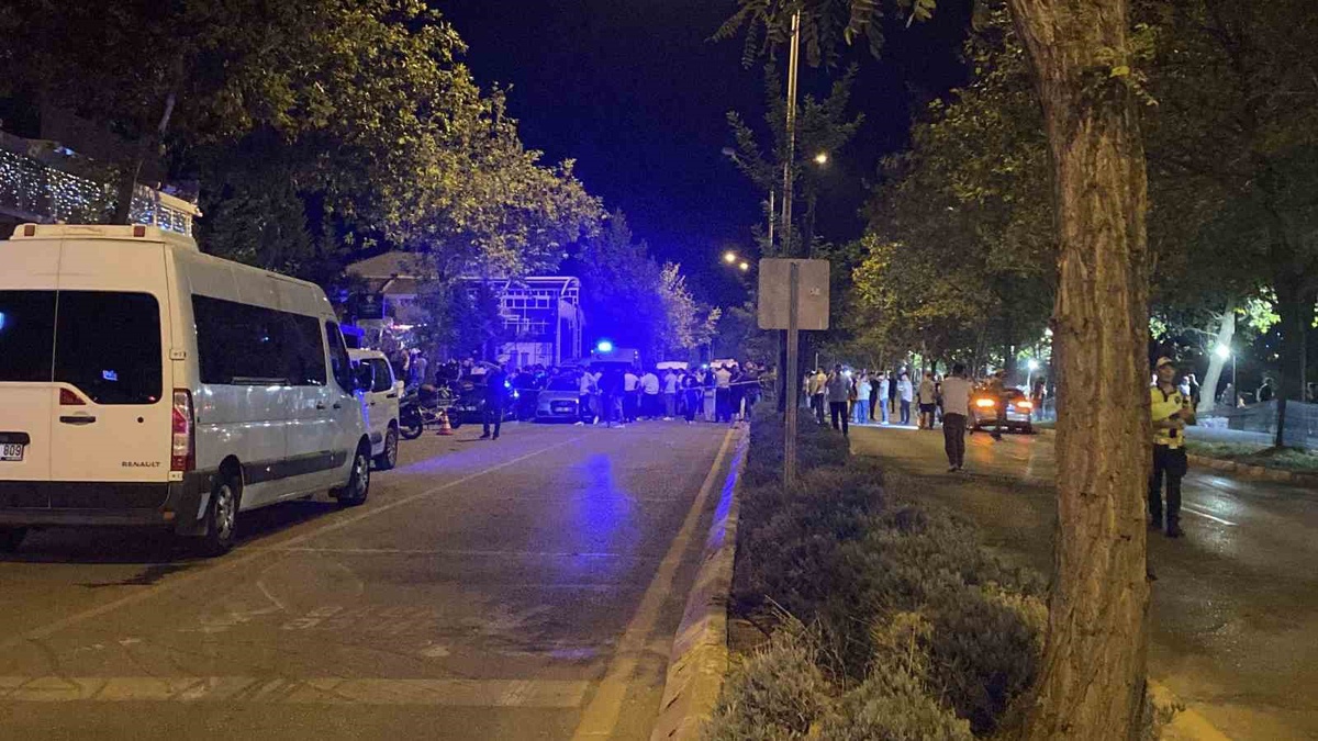 Kafede kanlı hesaplaşma: 2 kişi öldü, 1\'i ağır 4 kişi yaralandı