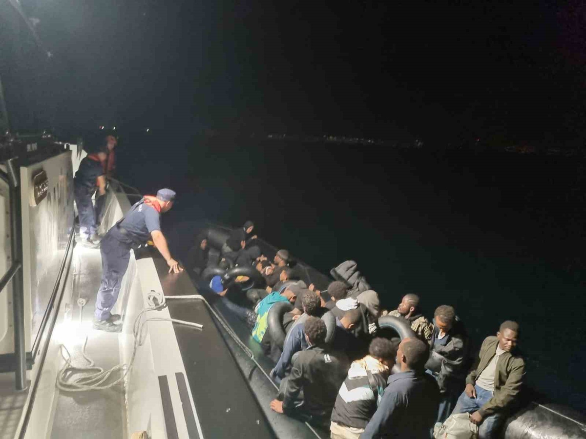 Didim açıklarında lastik bottaki 32 düzensiz göçmen Sahil Güvenlik tarafından yakalandı
