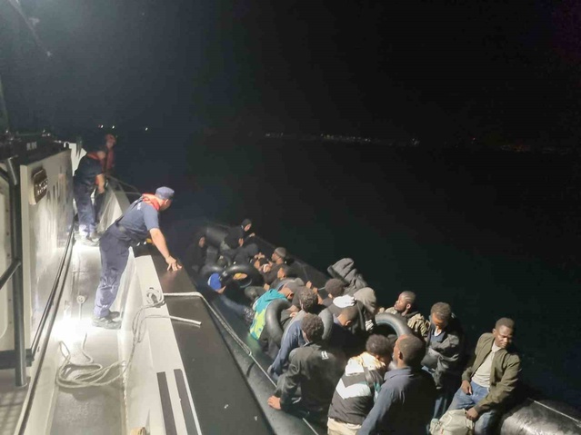 Didim açıklarında lastik bottaki 32 düzensiz göçmen Sahil Güvenlik tarafından yakalandı