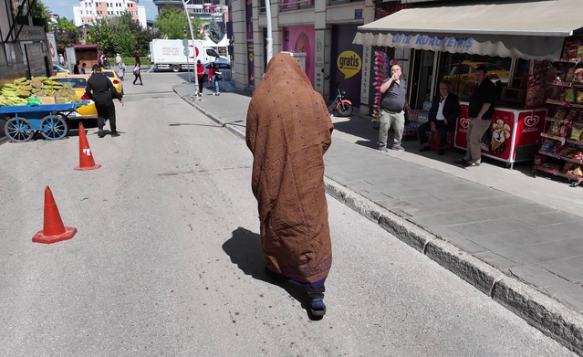 Erzurum'da kadın dilenci kılığına giren tiyatrocu, zabıta ekiplerine sürpriz yaptı