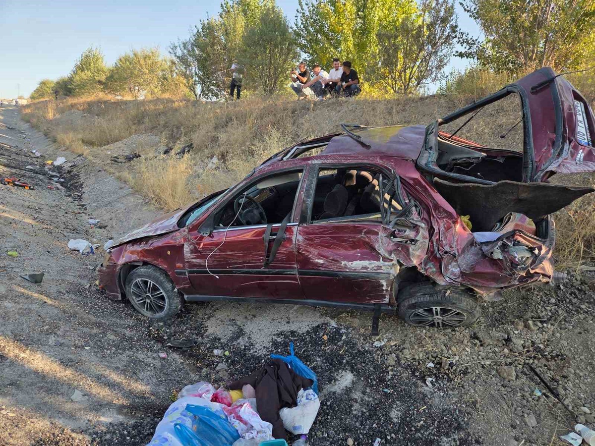 Elmadağ'da kontrolden çıkan otomobil karşı şeritteki iki araca çarptı, 1 ölü