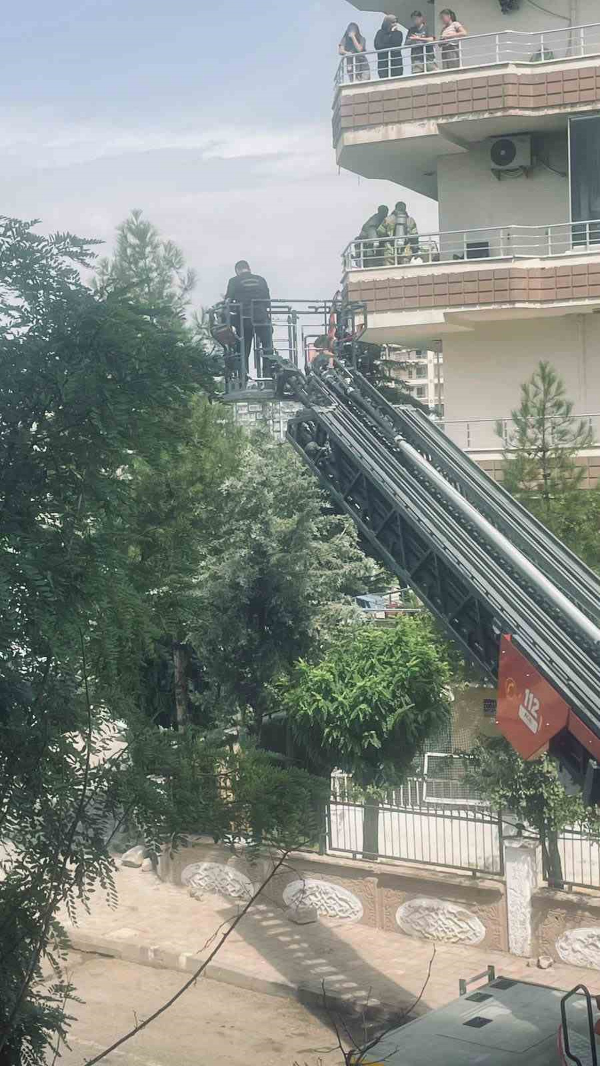 Diyarbakır Bağlar\'da 8 katlı binada çıkan yangında çocuklar itfaiye merdiveniyle kurtarıldı