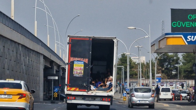 Diyarbakır'da kamyonet kasasında güvenliksiz yolculuk kamerada