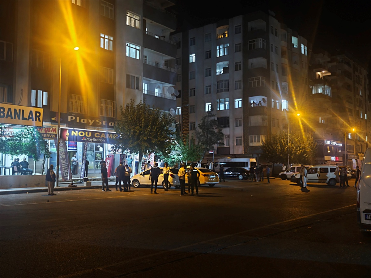 Diyarbakır Kayapınar\'da otomobilden silahlı saldırıda 3 kişi yaralandı