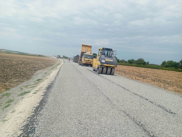 Edirne'de Altınyazı-Balabankoru arası 4 km'lik yol sathi kaplamayla yenilendi