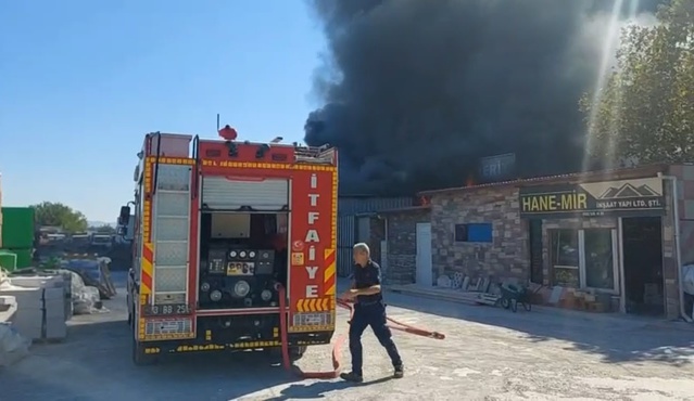 Balıkesir Edremit'teki yangında 5 iş yeri hasar gördü, ekipler 8 araçla müdahale etti