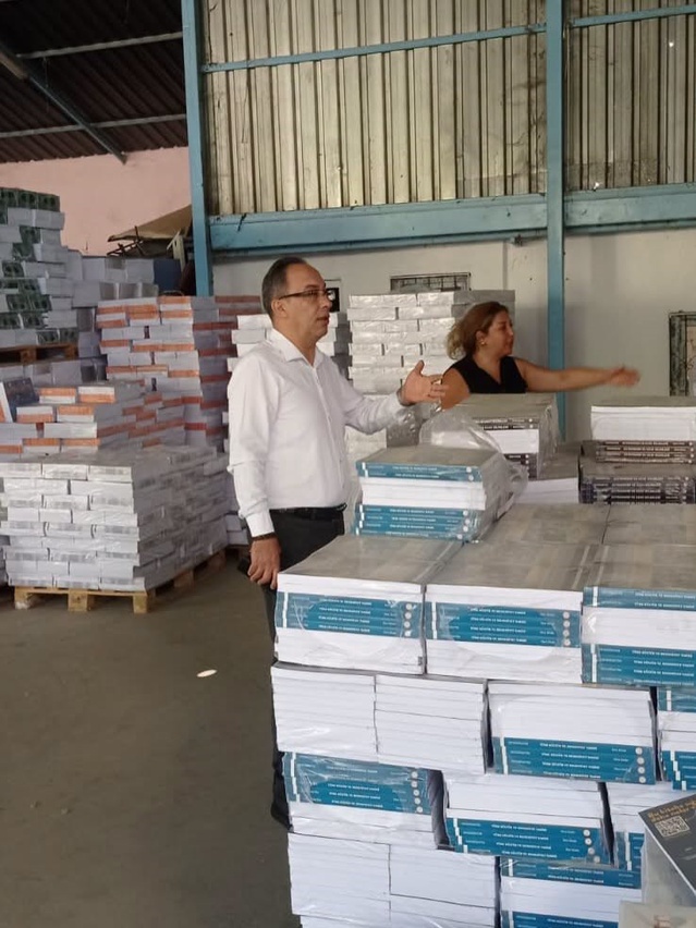 Efeler'de öğrenciler için ücretsiz ders kitapları okullara dağıtılmaya başlandı