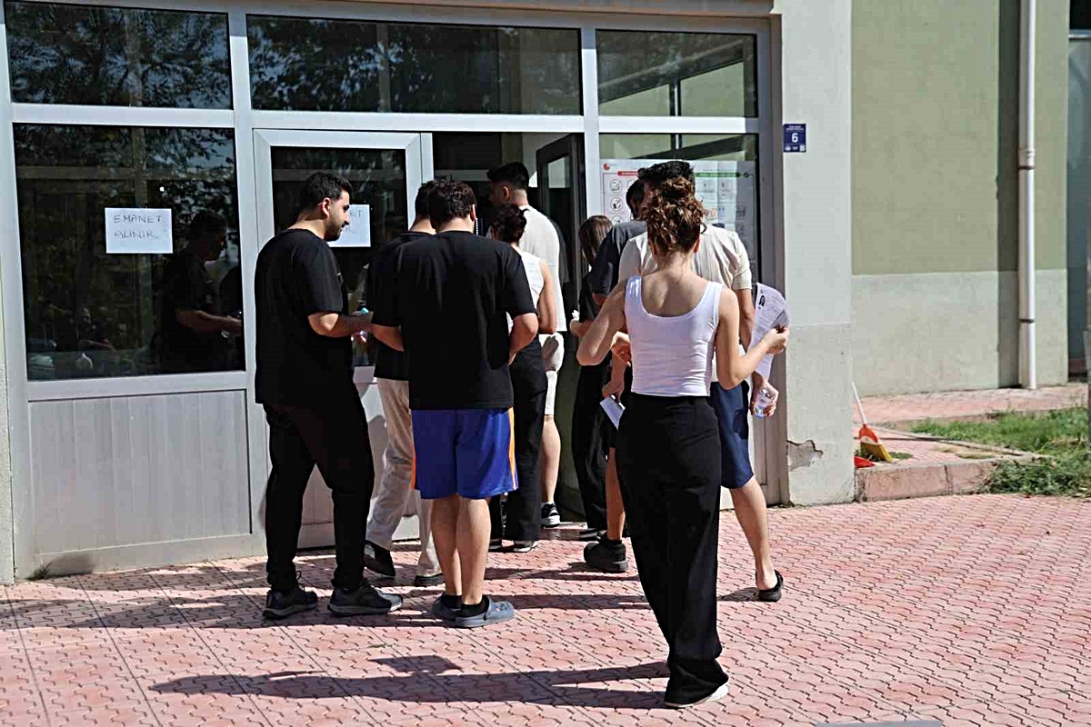 Elazığ\'da KPSS adayları sınav için okullarda ter döktü