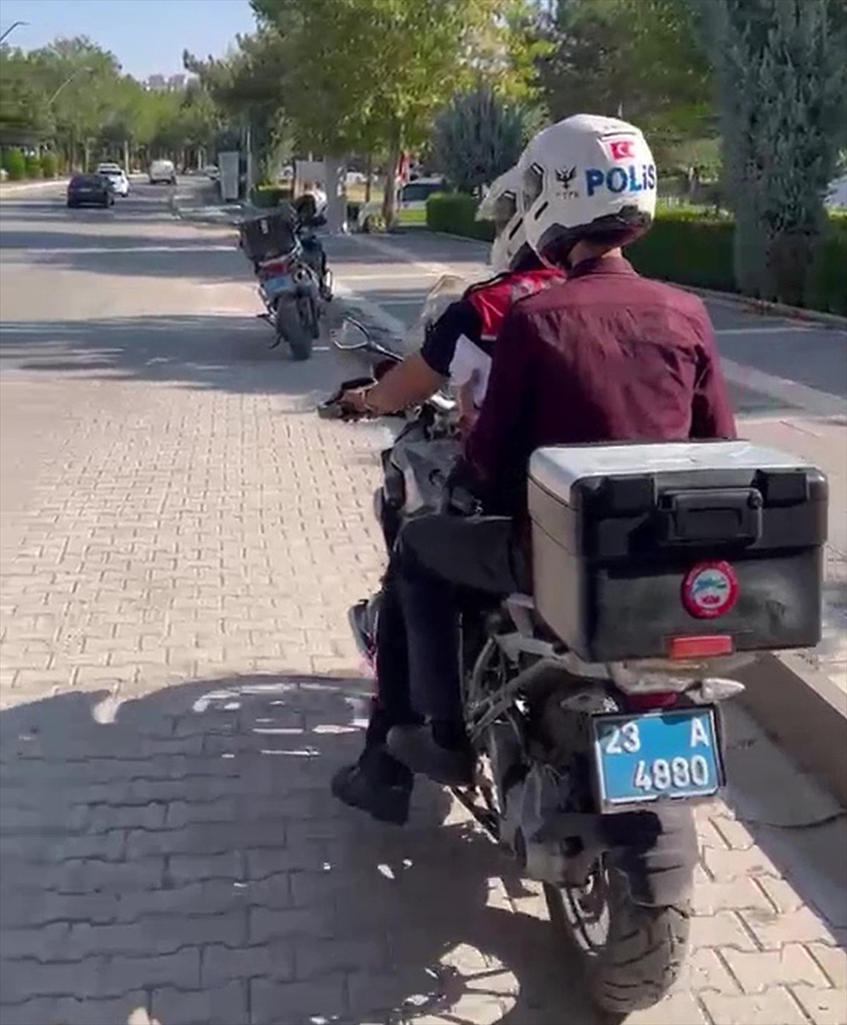 Elazığ\'da polis, KPSS\'ye geç kalan adayları motosikletle sınav merkezine yetiştirdi