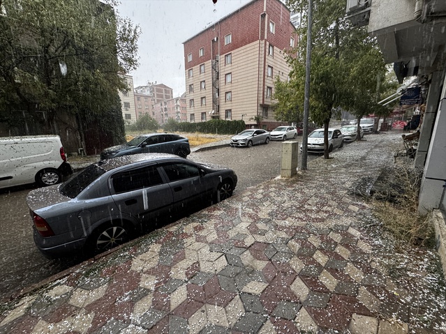 Elazığ'da sağanak ve dolu sonrası cadde ve sokaklarda su birikintileri oluştu