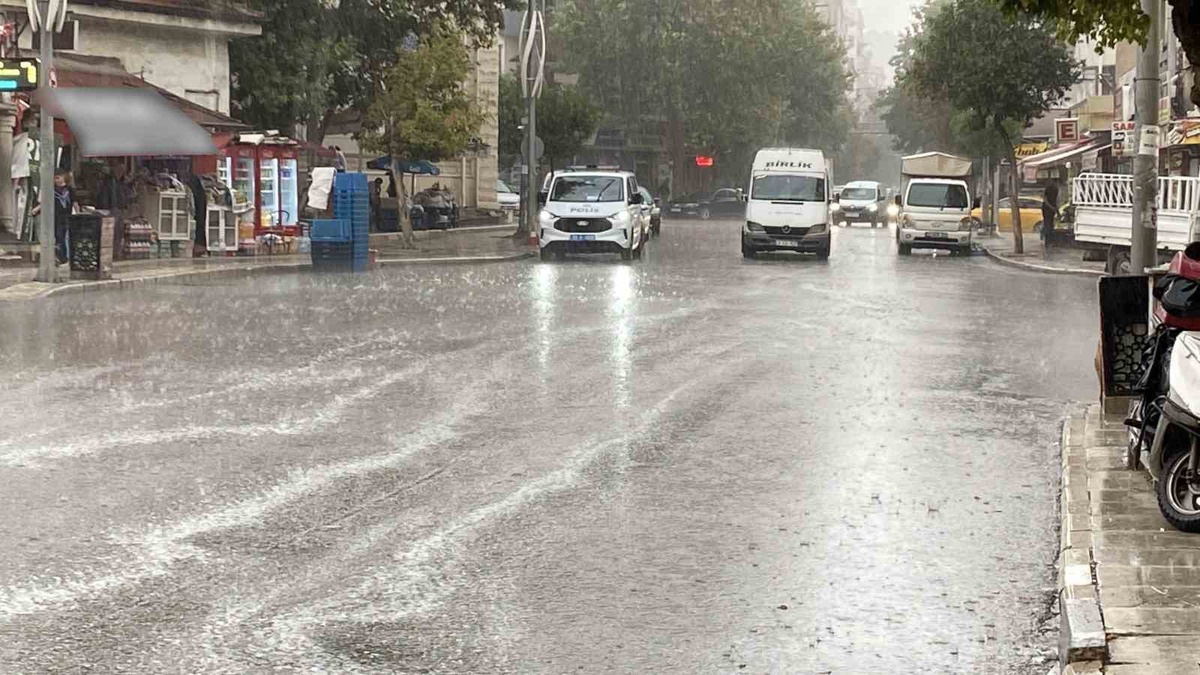 Elazığ\'da aniden bastıran sağanak ve dolu hayatı olumsuz etkiledi