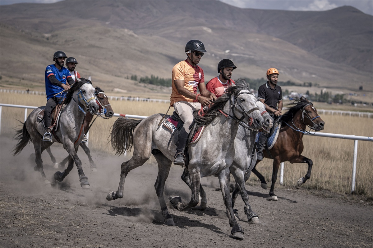 Erzurum\'da geleneksel rahvan at yarışları tesislerde düzenlendi