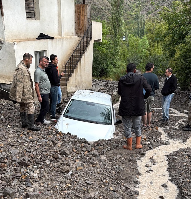 Erzurum Uzundere'de sağanak sonrası sel, iki araç hasar gördü, yollar kapandı