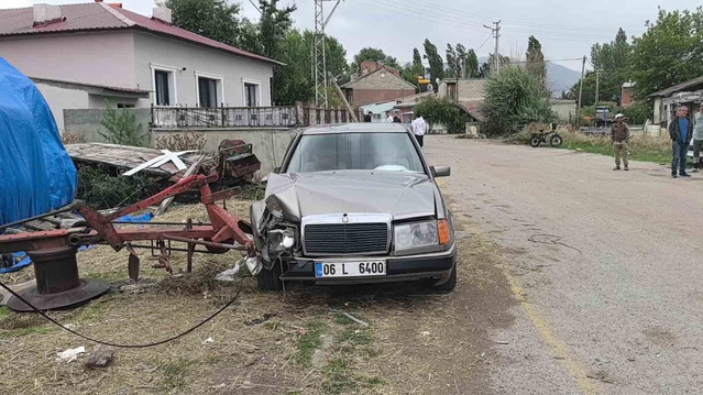 Erzurum Yakutiye'de otomobil direğe ve tarım aletine çarptı, sürücü yaralandı