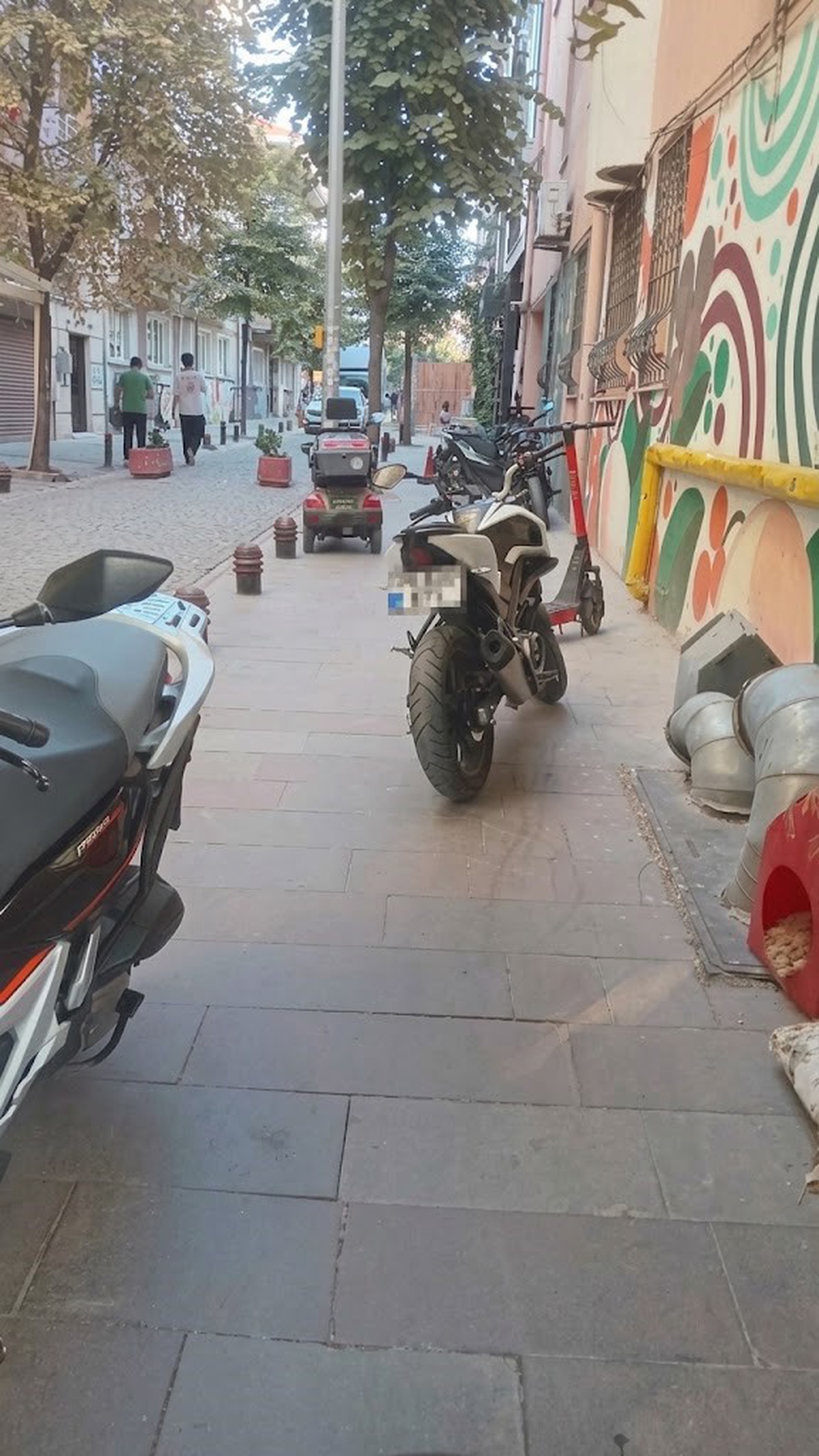 Eskişehir Odunpazarı\'nda motosikletlerin kaldırımı işgal etmesi yayaları yola düşürdü