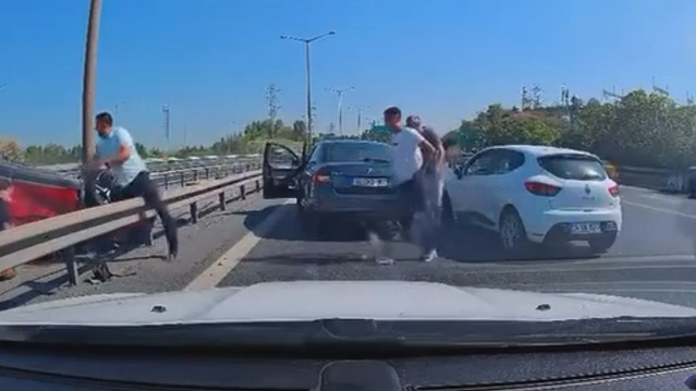 Eyüpsultan TEM'de kontrolden çıkan otomobil devrildi, o anlar kamerada