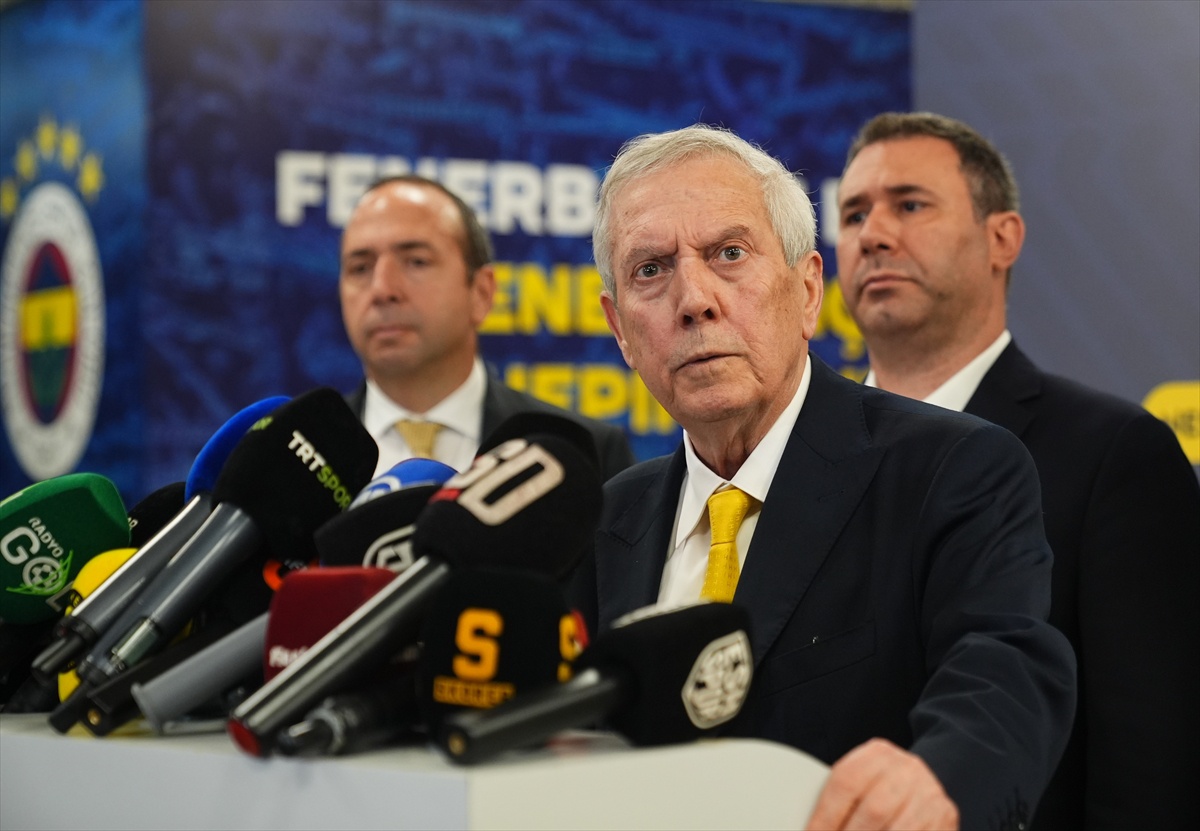 Aziz Yıldırım, VAR uyuyor ve hakemler yeteneksiz diyerek hakemleri sert şekilde eleştirdi