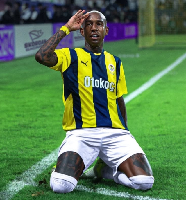 Fenerbahçe'nin derbiyi kaybettiğini gören Talisca hemen telefona sarıldı